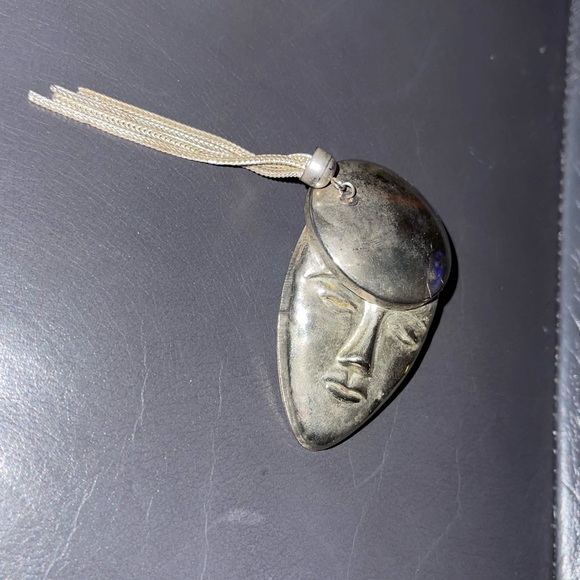 Silver tone fashion brooch with fun tassel - Picture 10 of 10